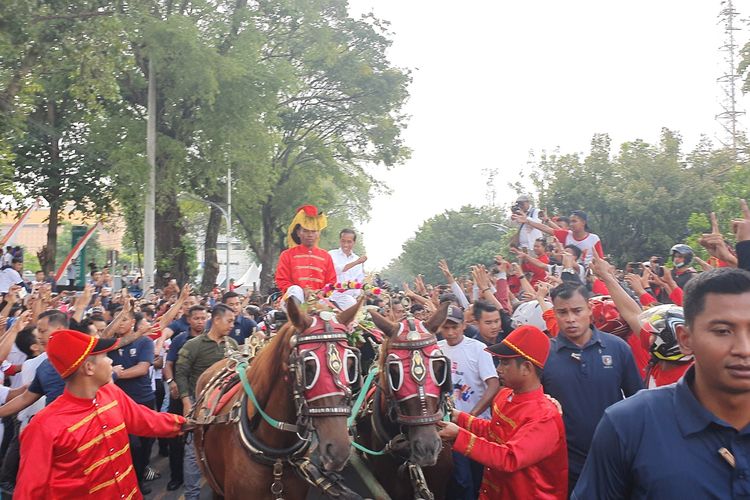 Setelah menyapa warga Karawang dan Bandung, calon presiden nomor urut 01 Joko Widodo melanjutkan kampanye terbuka di kampung halamannya di Solo, Jawa Tengah, Selasa (9/4/2019) sore. Dalam kampanye ini, Jokowi diarak oleh warga sambil menaiki kereta kuda. 