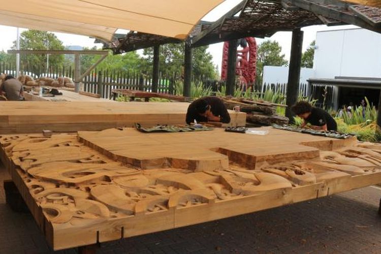 

Pemahat kerajinan kayu khas Maori, di Te Puia, Selandia Baru. (Kompas.com/Ni Luh Made Pertiwi F.) 