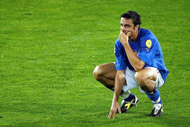Ekspresi gelandang timnas Italia, Stefano Fiore, seusai pertandingan Grup C Piala Eropa 2004 menghadapi Bulgaria di Stadion Henriques, Guimaraes, Portugal, pada 22 Juli 2004.