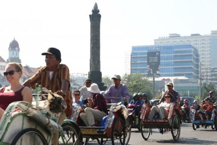 Wisatawan asal Belanda terlihat menikmati City Tour Kota Semarang, Jawa Tengah yang mengambil rute Hotel Santika-Sam Poo Kong, Lawang Sewu, Toko Oen dan Kawasan Kota Lama, Rabu (26/7/2017).