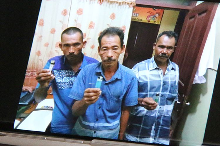 BD, MN dan  AY, ketiganya merupakan warga Desa Suak Geudeubang, Kecamatan Sama Tiga ditangkap oleh Satuan Reskrim Polres Aceh Barat karena diduga melakukan pembakaran lahan, Rabu (25/10/17).