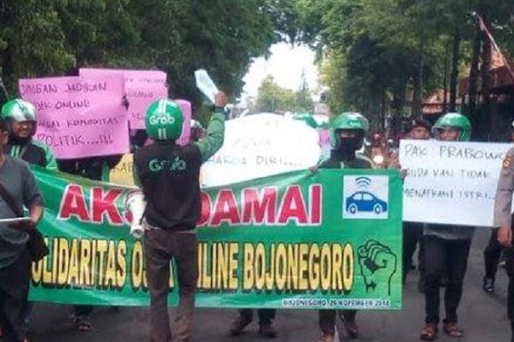 Aksi driver ojek online di Bojonegoro, Jawa Timur, menuntut permintaan maaf Prabowo Subianto atas pidatonya yang dianggap menghina tukang ojek.