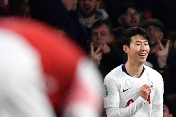Son Heung Min merayakan golnya pada laga Arsenal vs Tottenham Hotspur dalam perempat final Piala Liga Inggris di Stadion Emirates, 19 Desember 2018. 