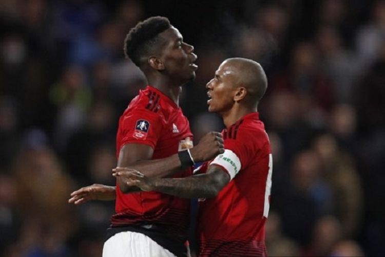 Gelandang Manchester United Paul Pogba (kiri) merayakan dengan Ashley Young (kanan) setelah mencetak gol dalam pertandingan putaran kelima Piala FA Inggris antara Chelsea vs Manchester United di Stamford Bridge, London, pada 18 Februari 2019.