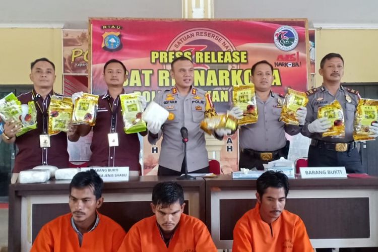 Polres Rokan Hilir mengungkap upaya penyeludupan 15 kilogram sabu dari Malaysia, Selasa (22/1/2019). 