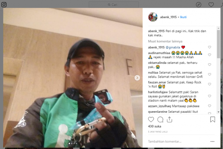 Pengemudi Go-Jek gratis menonton konser Guns N Roses, di Jakarta, Kamis (8/11/2018). 