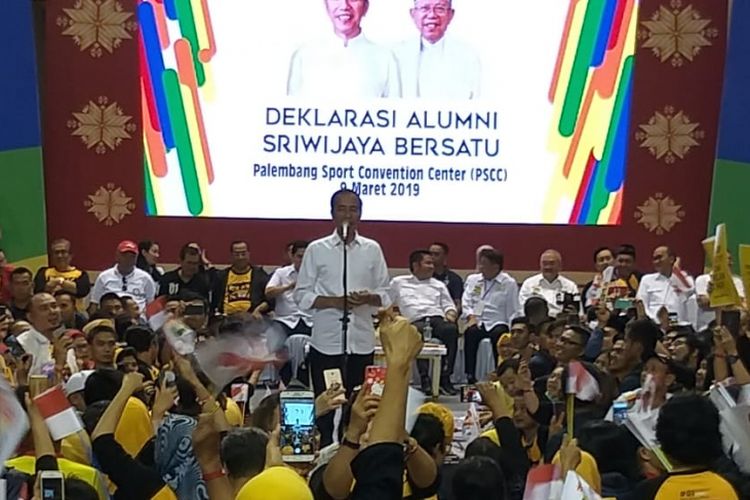 Presiden Joko Widodo saat menghadiri deklarasi alumni Sriwijaya Bersatu di Palembang, Sumatera Selatan, Sabtu )(9/3/2019).