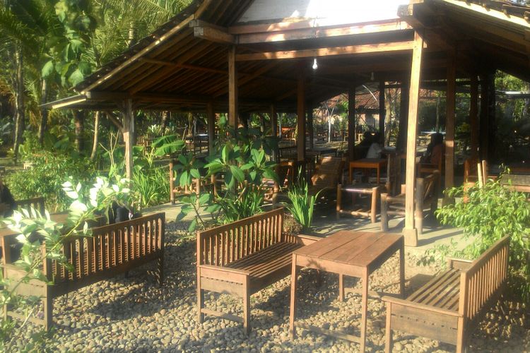 Banyak pohon tumbuh di halaman itu. Meja kursi untuk tempat makan bertebaran rapi di antara pohon. 
Ada kesan klasik dan desa karena joglo kecil dari kayu dan bangunan bambu atap galvalum di halaman itu. 