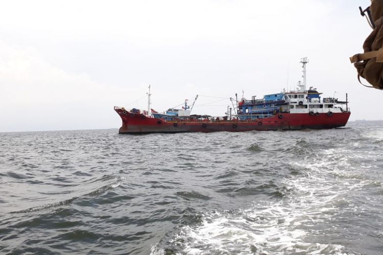 Dua kapal yang diamankan oleh Badan Keamanan Laut RI di perairan Teluk Jakarta, Jumat (1/2/2019).