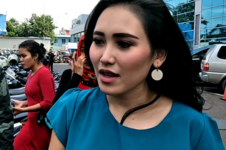 Penyanyi dangdut Ayu Ting Ting di gedung Trans TV, Tendean, Jakarta Selatan, Selasa (3/4/2018).