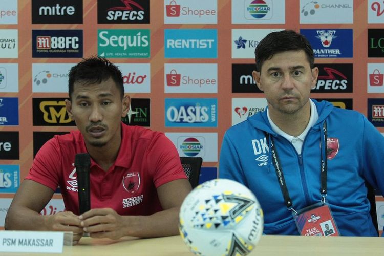 Pelatih PSM Makassar Darije Kalezic (biru) dan bek PSM Makassar Zulkifli Syukur (merah) saat konferensi pers usai bermain melawan Tira Persikabo di stadion Pakansari, Bogor, Rabu (29/5/2019) malam. 