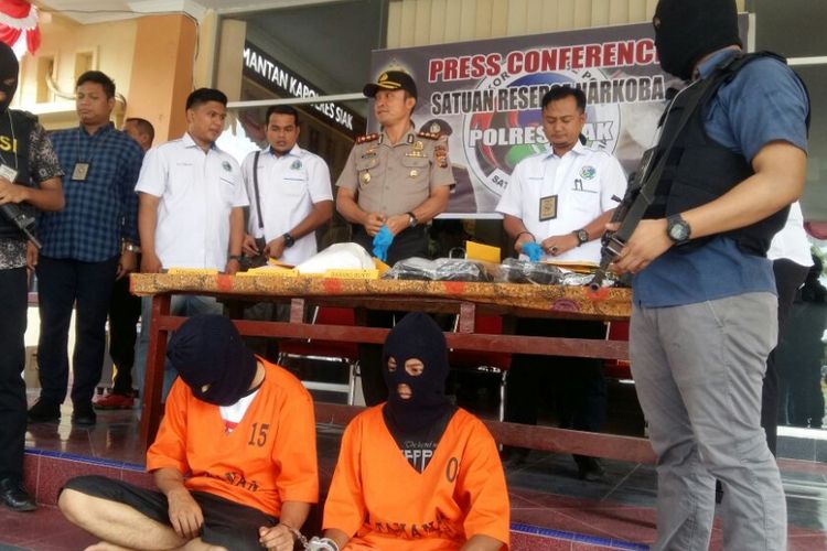 Dua pengedar narkoba jaringan internasional, BY dan RN diamankan di Polres Siak, Jumat (27/7/2018).