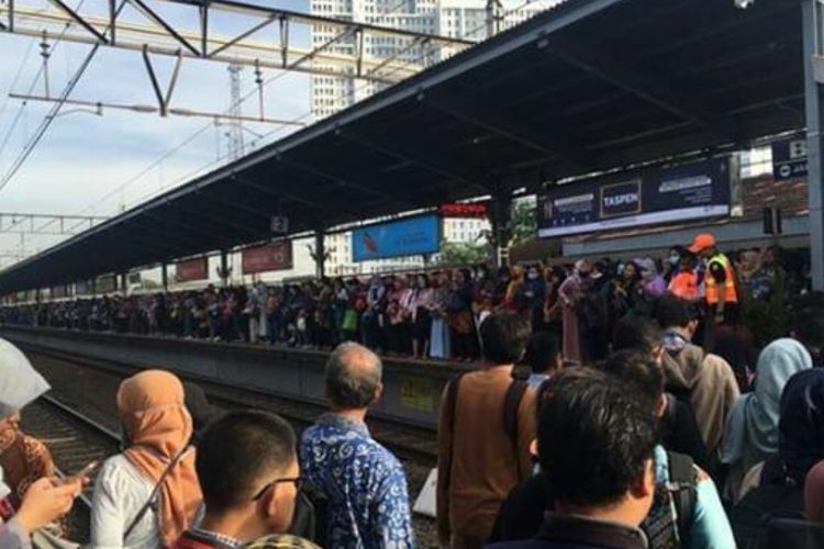 Tampak penumpang KRL menumpuk di Stasiun Bekasi imbas dari pengoperasian jalur double double track, Jumat (12/4/2019). 