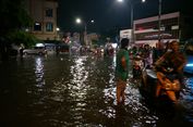 Genangan Bikin Macet di Depok, Penumpang Pilih Jalan Kaki