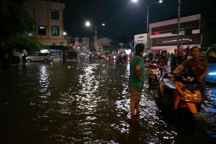 Banjir di Jalan Arif Rahman Hakim, Depok, Jawa Barat, Jumat (26/4/2019).