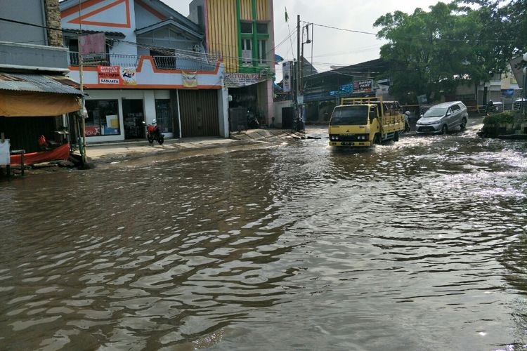 Jalan Duta Pelni, Cisalak, Sukmajaya, Depok masih tergenang, Senin (29/4/2019).