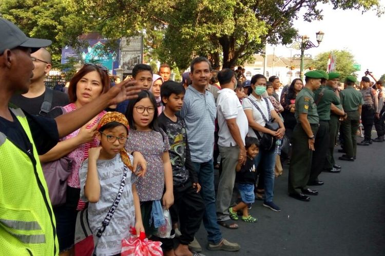 Warga dan Wisatawan menunggu kedatangan Presiden Joko Widodo di depan Istana Negara Gedung Agung Yogyakarta, Kamis (6/6/2019).