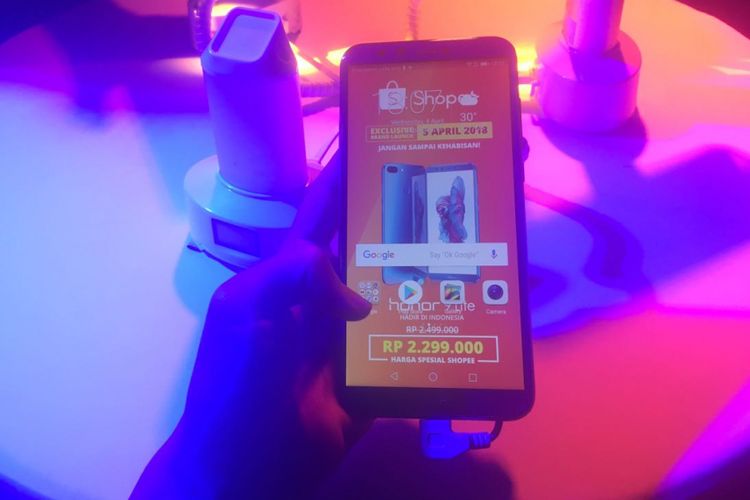 Ponsel pintar Honor 9 Lite dalam genggaman. Foto diambil pada Rabu (4/4/2018).