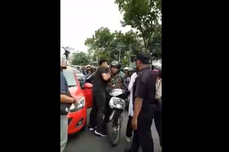 Video baku pukul, berkelai, berantem antara anggota TNI dengan pengendara mobil