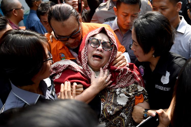 Tersangka kasus penyalahgunaan narkoba Tri Retno Prayudati alias Nunung (depan) dan July Jan Sambiran (belakang) menangis saat rilis kasus di Mapolda Metro Jaya, Jakarta, Senin (22/7/2019). Komedian Srimulat dan suaminya itu ditangkap pihak kepolisian dengan barang bukti sabu seberat 0,36 gram.