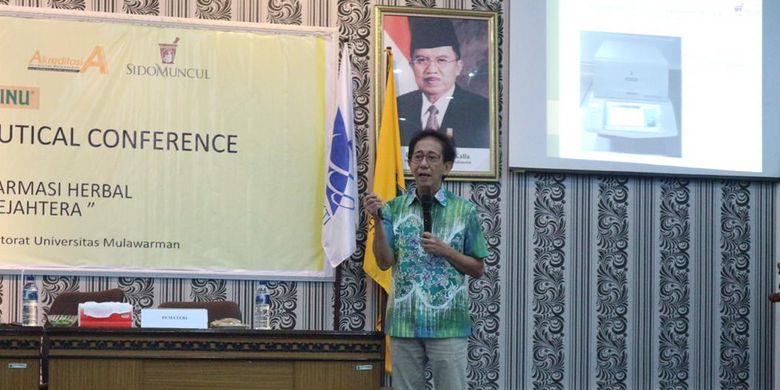 Direktur PT. Industri Jamu dan Farmasi Sido Muncul, Tbk Irwan Hidayat, saat memberikan seminar di acara The 9th Mulawarman Pharmaceutical Conference di gedung rektorat Universitas Mulawarman, Samarinda, Kalimantan Timur, Sabtu (23/03/2019)