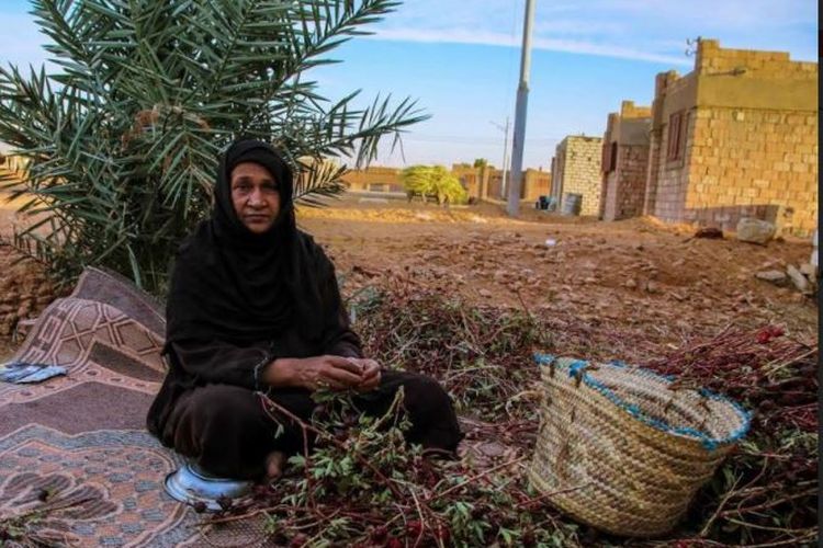 Penduduk wanita tengah beraktivitas di desa Al Samaha, Mesir.