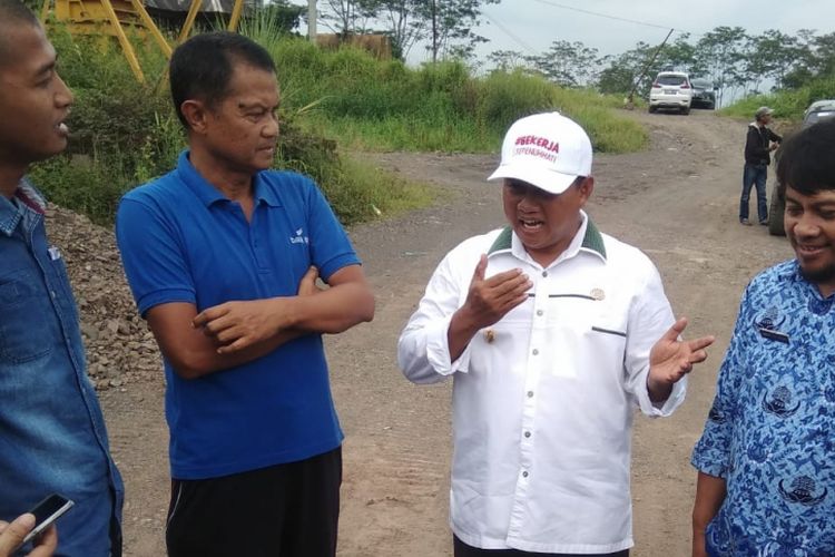 Wakil Gubernur Jawa Barat Uu Ruzhanul Ulum, melakukan inspeksi mendadak (sidak) ke lokasi galian pasir tak berizin di Jalan Mangkubumi-Indihiang (Mangin) Kota Tasikmalaya, Kamis (17/1/2019) siang. 