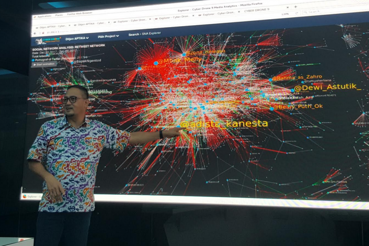 Dirjen Aptika Kominfo, Semuel Abrijani Pangerapan, memaparkan mekanisme kerja alat pengais konten negatif (Ais), Jumat (29/12/2017), di War Room Kominfo lantai 8, Medan Merdeka, Jakarta.