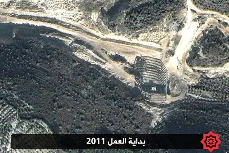Foto satelit tahun 2011 yang diyakini menunjukkan proses pembangunan pangkalan militer Korea Utara di desa Qardaha, Suriah.