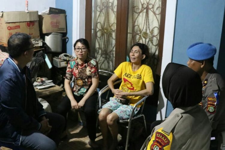 Kapolres Metro Tangerang Kota Kombes Abdul Karim mendatangi rumah Sen Lin, yang menjadi korban todong pistol oleh anggotanya di Duta Asri Jatiuwung 3, Kota Tangerang.