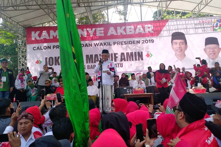 Calon Wakil Presiden nomor urut 01 Ma’ruf Amin berkampanye di Lapangan PN Kertas Padalarang, Kecamatan Padalarang, Kabupaten Bandung Barat, Jawa Barat, Selasa (9/4/2019). 