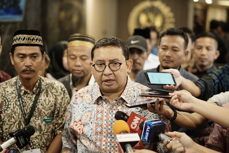 Wakil Ketua DPR Fadli Zon seusai menerima pengaduan sejumlah keluarga korban kerusuhan 22 Mei, di Kompleks Parlemen, Senayan, Jakarta, Senin (27/5/2019).