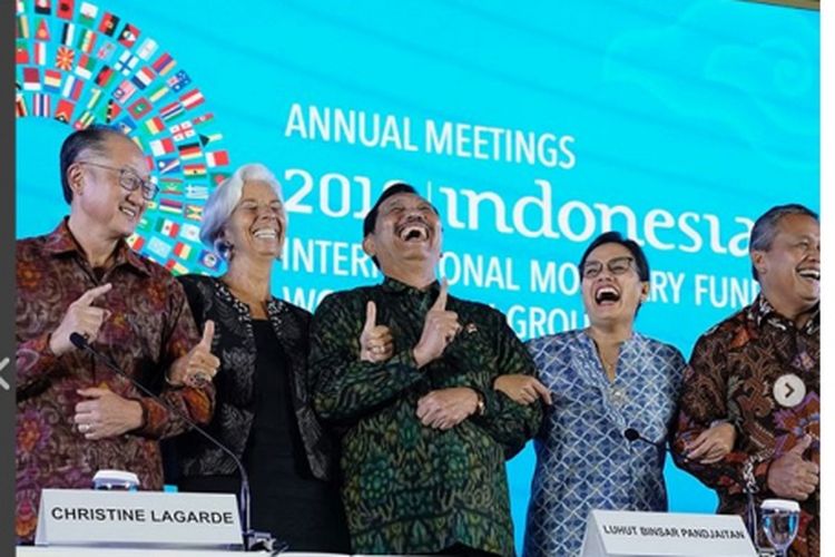 Presiden Bank Dunia Jim Yong Kim (kiri), Direktur Pelaksana IMF Christine Lagarde (kedua kiri), Ketua Panitia IMF-Bank Dunia 2018 Luhut Binsar Pandjaitan (tengah), Menteri Keuangan Sri Mulyani (kedua kanan), dan Gubernur Bank Indonesia Perry Warjiyo dalam penutupan IMF Nusa Dua Bali, Minggu (14/10/2018).