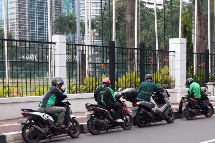 Para pengendara ojol yang parkir di seputaran Sudirman - Thamrin, Jakarta Pusat