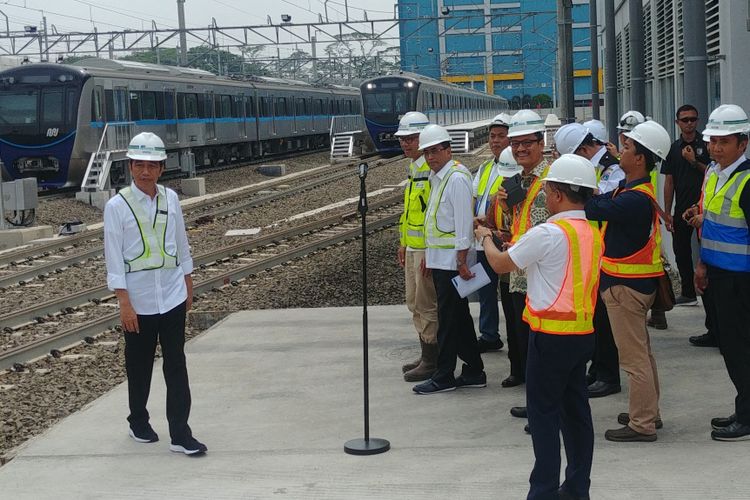 Presiden Joko Widodo, Selasa (6/11/2018) pagi, menjajal moda transportasi Mass Rapid Transit. Presiden berangkat dari stasiun Bundaran Hotel Indonesia dan naik ke kereta MRT sampai ke depo Lebak Bulus. 