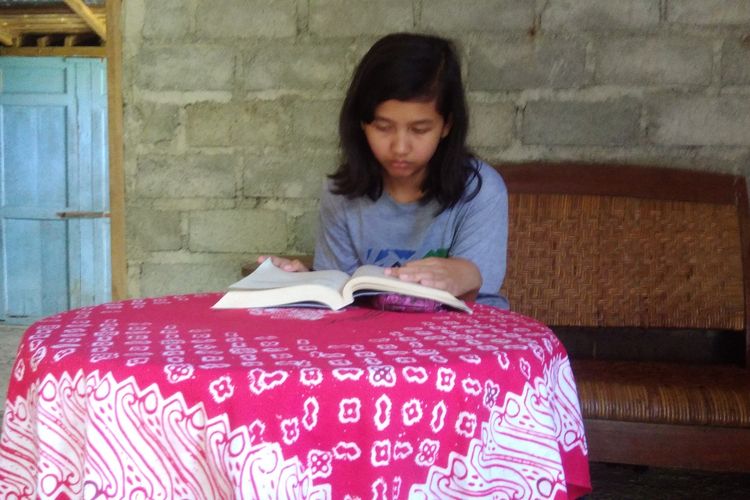 Virdiana Inggried Marwanti (18) yang mampu meraih nilai tertinggi UNBK tingkat SMK se DIY, saat ditemui di Rumahnya Bandung, Playen, Gunungkidul Jumat (10/5/2019)