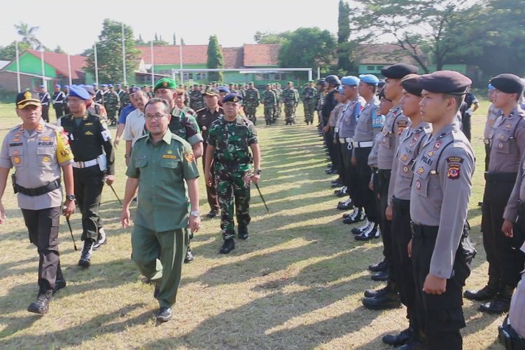 PLT Bupati, Imron Rosyadi, Kapolres Cirebon, AKBP Suhermanto, dan Forum Pimpinan Daerah Kabupaten Cirebon melakukan apel kesiapan pengamanan Pemilu 2019, Selasa (21/5/2019). Mereka juga membahas tentang kesiapan pelaksanaan arus mudik dan balik. 