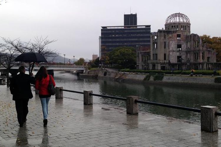 Gedung Balai Industrial Hiroshima atau Kubah Bom Atom Hiroshima dibiarkan dalam bentuk aslinya berupa reruntuhan. Gedung bergaya Eropa yang paling megah pada zamannya ini terletak 160 meter dari hiposentrum.