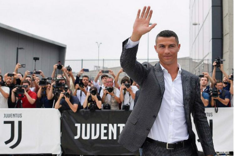 Cristiano Ronaldo menyapa penggemar ketika hadir di markas Juventus untuk tes medis, 16 Juli 2018. 