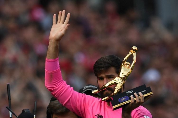 Alisson Becker mendapat penghargaan Kiper Terbaik Liga Inggris dan berhak mendapatkan Golden Glove Award seusai laga Liverpool vs Wolves di Stadion Anfield, 12 Mei 2019. 