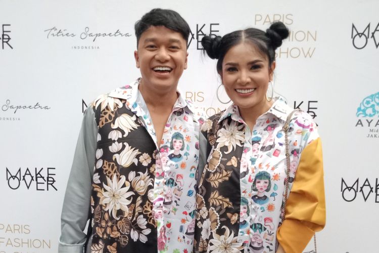 Desainer Tities Saputra (kiri) dan Penyanyi Nindy ketika ditemui di Ayana Midplaza, Jakarta, Kamis (13/9/2018).