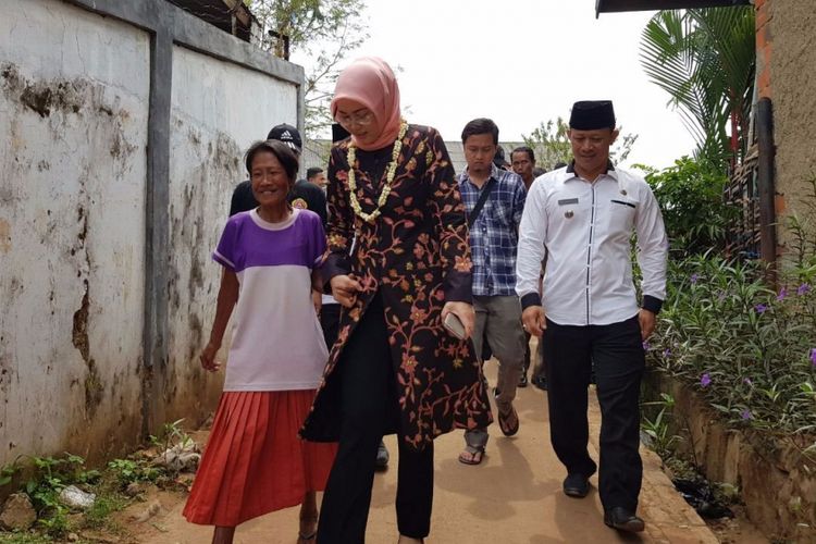 Mbu Anne Ratna Mustika istri Bupati Purwakarta Dedi Mulyadi, mengantarkan seorang janda tua yang kesehariannya sebagai pemulung usai mengikuti acara program jemput bola di Kelurahan Purwamekar, Kabupaten Purwakarta.