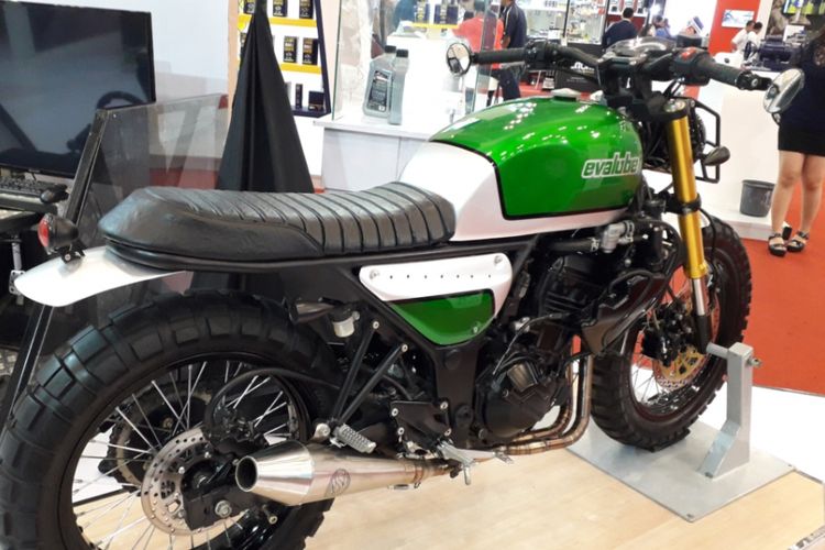 Kawasaki Z250 bergaya scrambler yang dipajang di booth Evalube selama pameran GIIAS 2018 di ICE, BSD City, Tangerang.