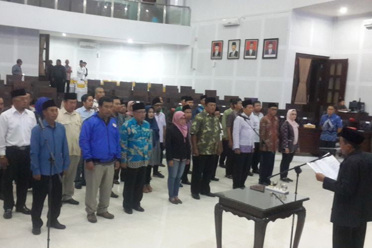 40 calon anggota DPRD Kota Malang hasil PAW  saat melakukan gladi jelang pelantikan di Ruang Sidang Gedung DPRD Kota Malang, Minggu (9/9/2018) malam