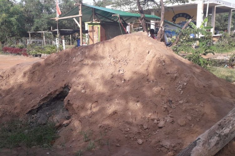 Gundukan tanah yang diduga merupakan limbah atau ampas minyak kelapa sawit di Marunda, Jumat (4/1/2019).