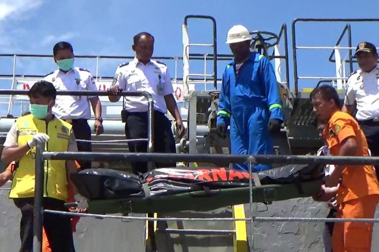 Tim sar gabungan mengevakuasi seorang Anak Buah Kapal Victoria 11 ditemukan meninggal dunia setelah terjatuh kedalam tangki bahan bakar minyak (BBM) di kapal tersebut, di laut perairan Teluk Bone Kota Palopo, Sulawesi Selatan, Senin (14/01/2019).