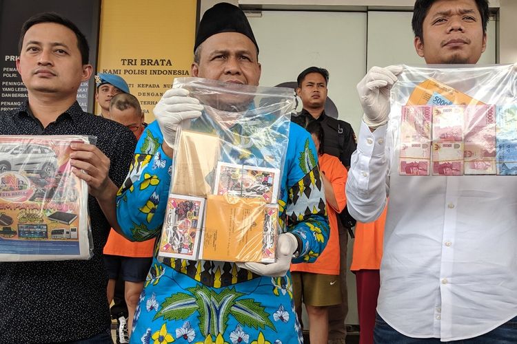 Kasatreskrim Polres Tangerang Selatan AKP Alexander Yurikho menunjukkan barang bukti yang diamankan dari UD SAP