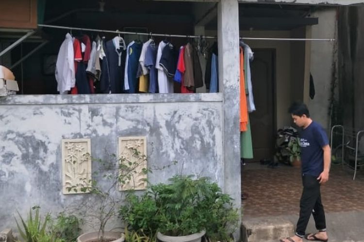 Rumah IY, terduga perekam dan Penyebar Video HS, tersangka yanh mengancam penggal kepala Presiden Joko Widodo di Grand Resident City Cluster Prapanca 2, Setu, Kabupaten Bekasi, Rabu (15/5/2019).