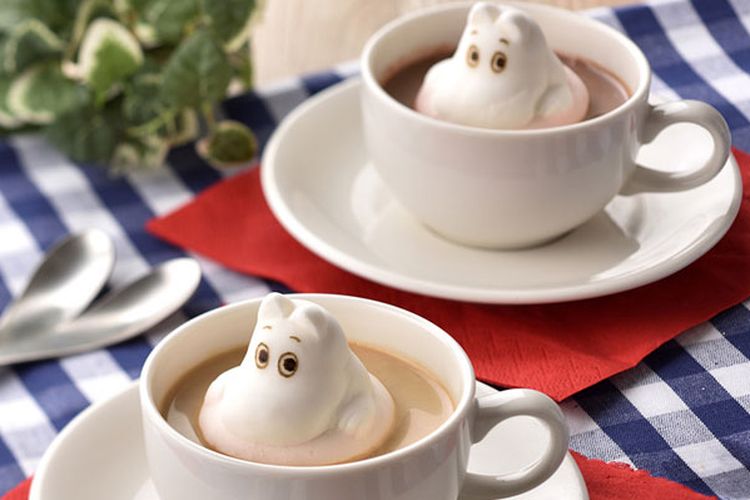 

Minuman Moomin Marshmallow yang terdiri dari milk tea dan cokelat panas seharga 850 Yen (sebelum pajak) dengan karakter Moomin berukuran besar yang terbuat dari marshmallow terapung di atasnya. (KARAKSA MEDIA)