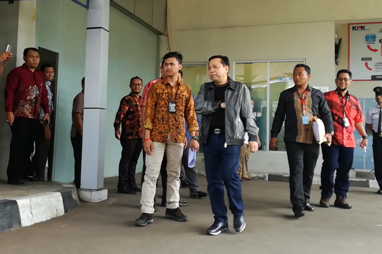 Terpidana kasus korupsi proyek KTP elektronik, Setya Novanto resmi berpindah dari Rutan Kelas 1 Jakarta Timur Cabang Rutan KPK ke Lapas Sukamiskin, Jawa Barat. Pantauan Kompas.com, Novanto keluar dari tahanan sekitar pukul 13.30 WIB, Jumat (4/5/2018)